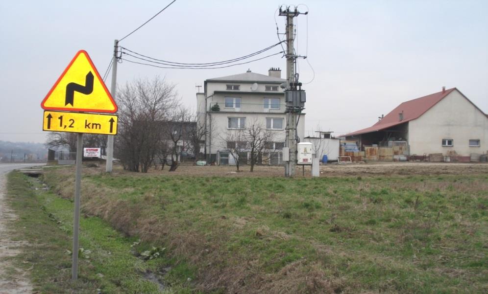 Wpisują się one jeszcze dość dobrze w krajobraz podobnie jak zabudowa tradycyjna, lecz często pozbawione są cech regionalnych takich jak oddzielenie szczytów domów czy wysunięcie okapu, sama bryła