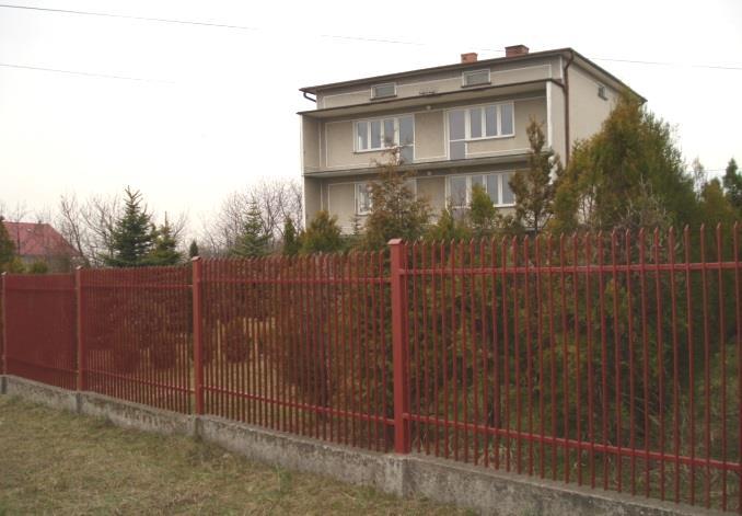 Fot. 5 Fot. 6 zdjęcie autorskie, otulina OPN lata 80- te i 90-te. XX w. Rażące są w krajobrazie, budowane obecnie nagminnie przez ludność napływową, kamienne mury będące formą ogrodzeń.