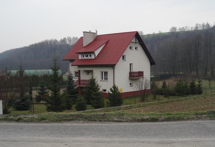Należą do nich kościoły reprezentujące różne style: gotyk (Zielonki) i neogotyk z barokowym wnętrzem (Korzkiew), odrestaurowany obiekt z ruin średniowiecznego zamku w Korzkwi.