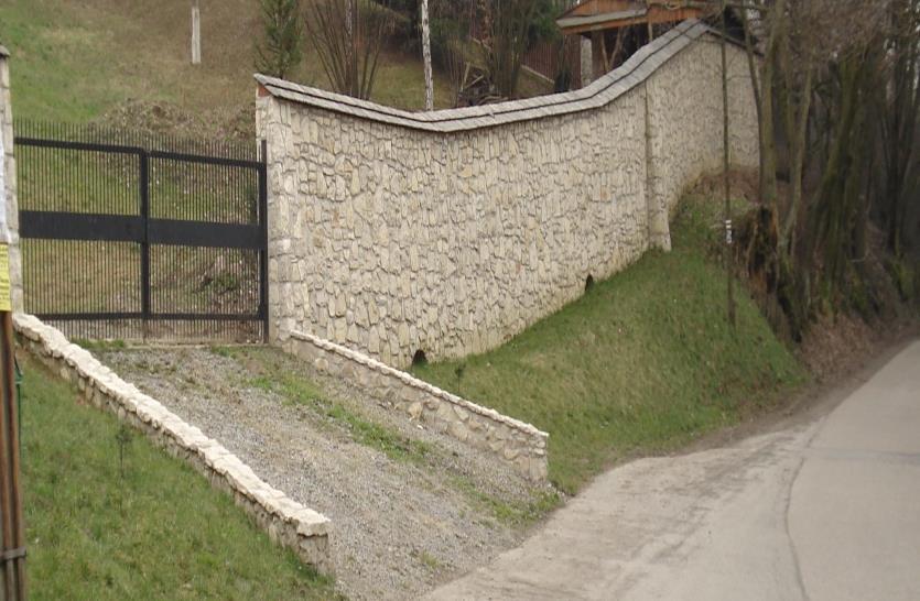 Są wśród nich zespoły szczególnie wartościowe ze względu na cechy stylowe obiektów architektury, założeń przestrzennych i otaczającej zieleni parkowej, inne zaniedbane bądź znacznie przebudowane