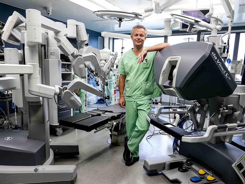 WE WROCŁAWIU OŚRODEK BADAWCZO-ROZWOJOWY ZASTOSOWANIE ROBOTA DA VINCI W WSSK - OBR: 17 grudnia pierwsza operacja urologiczna Dr Jerzy