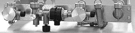 do 53 C : naleây : - Wyjæ zatyczk (b) - Zestaw 7 prze æczników ON / OFF umieszczonych na p ytce elektronicznej (oznaczonych symbolem SW) s uây do zmiany niâej wymienionych parametrów : prze æcznik ON