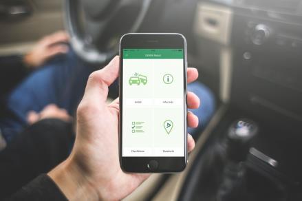 Szybkie sprawdzenie pojazdu przy w Szybkie sprawdzenie pojazdu przy wykorzystaniu aplikacji na smartfon Aplikacja na smartfon DEKRA Mobil wspiera osoby zainteresowane dokonaniem zakupu samochodu