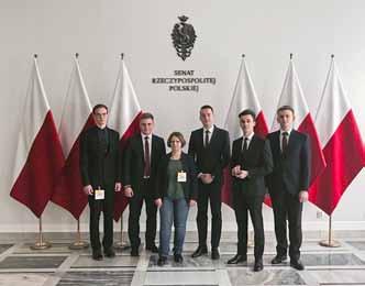 Tematem rozważań dr Katarzyny Sikorskiej-Bujnowicz, popartych audiowizualnym pokazem skeczy kabaretowych, był język kabaretu wczoraj i dziś (Kabaret Starszych Panów vs. Kabaret Młodych Panów).