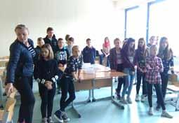 62 63 stwo w świecie matematyki dla uczniów klas piątych ze Szkoły Podstawowej w Gronowie w ramach akcji Uniwersytet Dzieciom. Uczestnicy warsztatów zostali podzieleni na 3-osobowe zespoły.