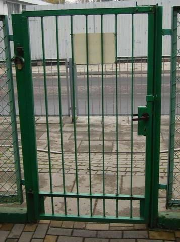 7 rys. nr 2). Nowe przęsła mocować poprzez spawanie do blach (4x170x40x4) i słupków, a następnie po ich wykonaniu zabezpieczyć przed korozją i pomalować (jak elementy w/w).