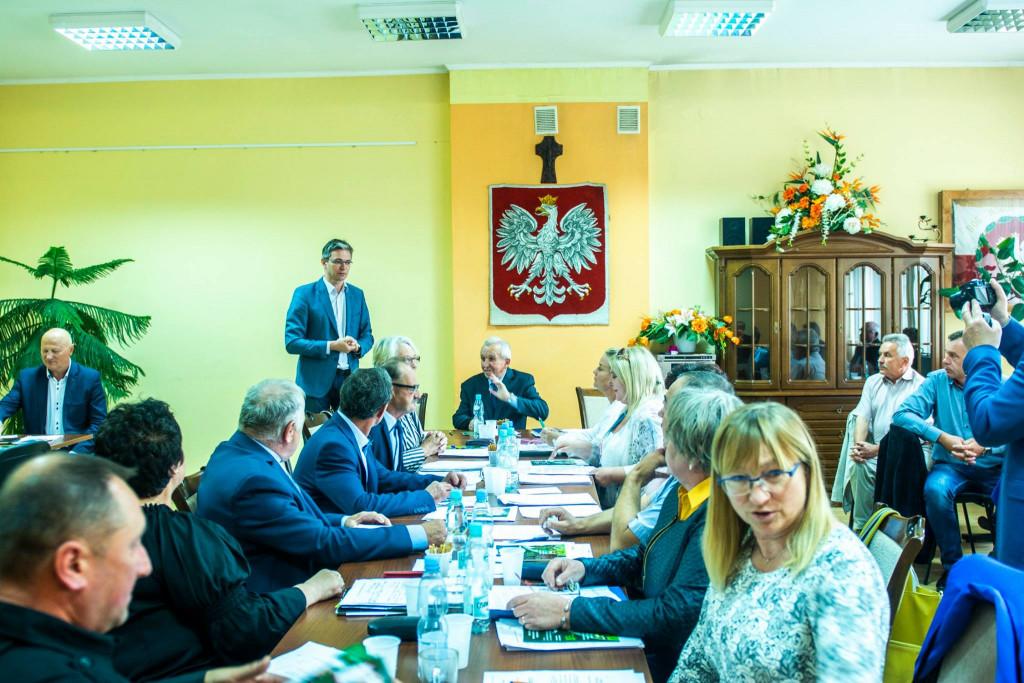 Z marszałkiem po powiecie sandomierskim 2 Sesja Rady Gminy w Samborcu Na wale przeciwpowodziowym Marszałek Adam Jarubas spotkał się z samorządowcami gminy Samborzec.