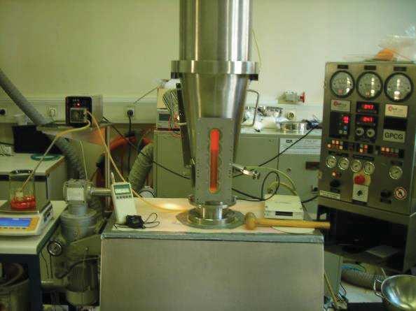 Metody 9.4. Aparat GPCG1 (Glatt) Laboratoryjny aparat GPCG1 (Rycina 29) wykorzystywany jest powszechnie do powlekania lub granulacji wsadu o masie 0,5-3,0 kg.
