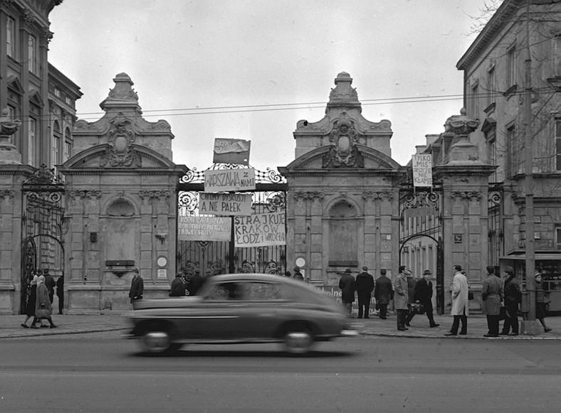 akademikach i na Politechnice Warszawskiej. Władze po wydarzeniach Marca '68 zdecydowały o usunięciu 1616 studentów UW i 1553 słuchaczy Politechniki Wrocławskiej.