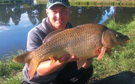 107 Karp drobnołuski Krótka historia hodowli karpia Karpie (Cyprinus carpio) występują w naturze w rejonach basenu Morza Czarnego i Morza Kaspijskiego.