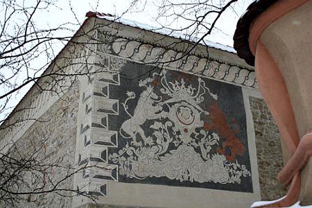 Zadanie 20. Technika sgraffito zastosowana przy wykonaniu dekoracyjnego tynku elewacji budynku, pokazanej na rysunku, polega na wydrapaniu konturów rysunku w suchym tynku przy wilgotnej pogodzie.