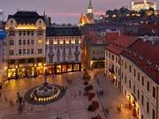 Proponujemy dwa rozwiązania na szaleństwo sylwestrowej nocy - imprezę pod rozgwieżdżonym niebem na Rynku w Bratysławie lub zabawę taneczną z dj'em w hotelowej restauracji.