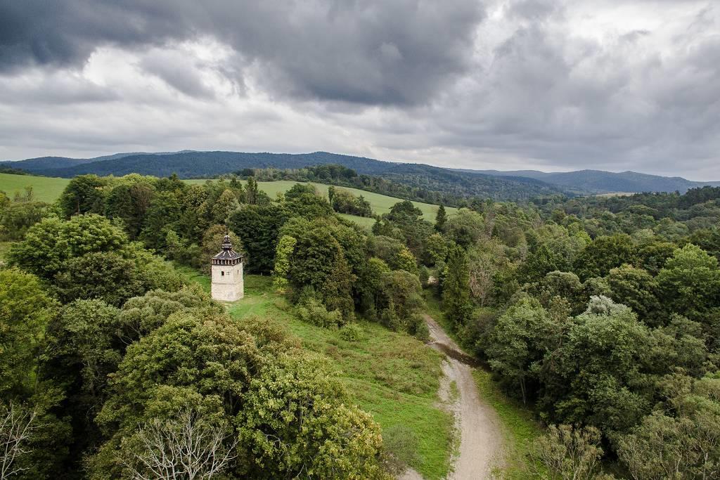 Remont greckokatolickiej dzwonnicy w Polanach Surowicznych 7 września zakończono tegoroczny etap odbudowy dzwonnicy. Dach zabezpieczony membraną czeka do przyszłego roku na pokrycie blachą.