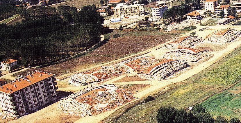 Zniszczenia w wyniku trzęsienia ziemi w Izmicie, Turcja, 1999.