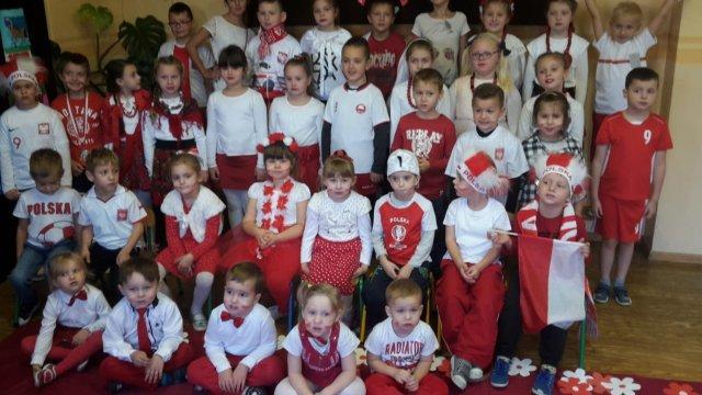 Pokaz mody patriotycznej w przedszkolu W oczekiwaniu na setną rocznicę odzyskania przez Polskę Niepodległości przedszkolaki z Łężec i Pokrzywnicy biorą udział w projekcie Piękna nasza Polska cała.