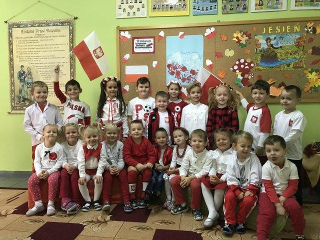 Dzieci wraz z opiekunami i rodzicami uczestniczą w warsztatach, pokazach i zajęciach o tematyce patriotycznej. Jednym z działań projektowych była organizacja POKAZU MODY PATRIOTYCZNEJ.
