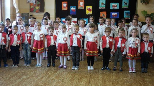 Piękna nasza Polska cała W związku z nadchodzącą setną rocznicą odzyskania przez Polskę niepodległości Zespół Szkolno Przedszkolny w Pokrzywnicy bierze aktywny udział w Międzynarodowym Projekcie