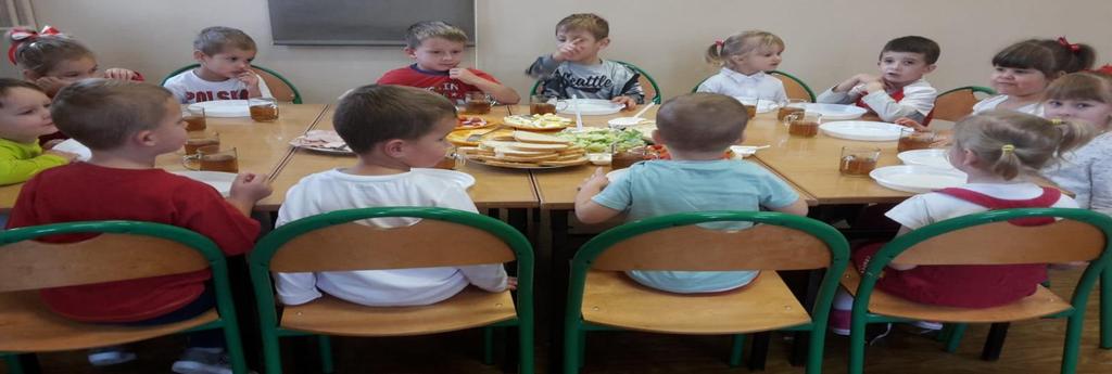 Tego dnia dzieci z Pokrzywnicy i Łężec przyniosły do przedszkola produkty i samodzielnie wykonały zdrowe, pyszne i piękne kanapki.