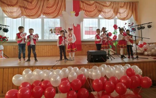 Przegląd Tańca i Piosenki Patriotycznej 14 listopada 2018 roku dzieci z Publicznego Przedszkola w Pokrzywnicy wzięły udział w Przeglądzie Tańca i Piosenki Patriotycznej