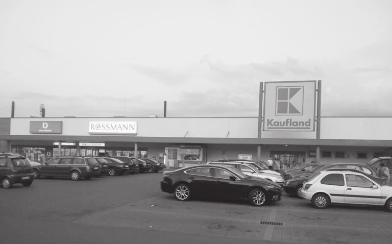 Zagospodarowanie terenów poprzemysłowych na przykładzie 179 Fot. 1. Hipermarket Kaufland w miejscu dawnych Zakładów Radiowych Diora w Dzierżoniowie kilka dni po otwarciu Źródło: fot. W.