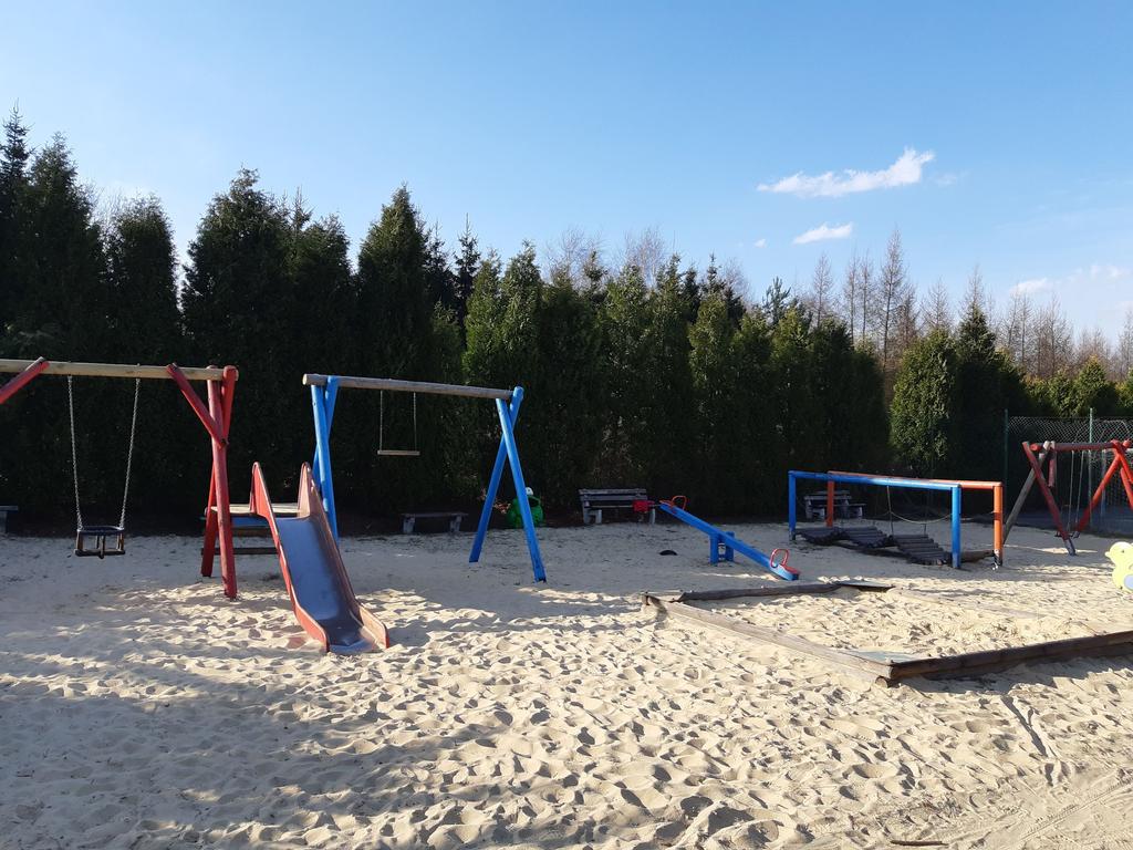 Przestrzenie publiczne 3. Plac zabaw Ogólnodostępny, korzystają głównie dzieci, również z sąsiadującej Krzykawy.
