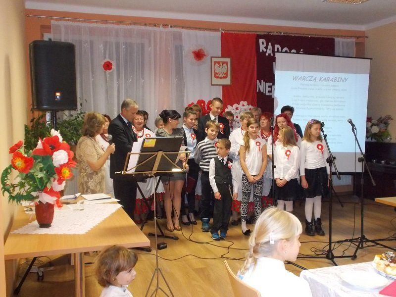 rekreacyjnosportowe: turnieje warcabowe, tenisa stołowego, wycieczki piesze i rowerowe.