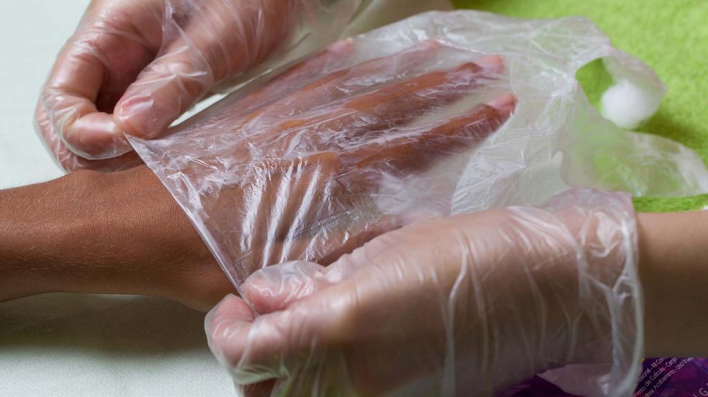 2 MANICURE Włóż rękawice na dłonie i upewnij się, że skórki i paznokcie pokryte są emulsją znajdującą się w