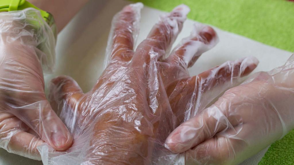3 MANICURE Zmyj lakier, spiłuj paznokcie, odpyl pył z drugiej ręki, a następnie nałóż