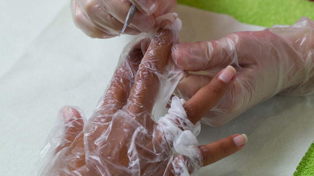 6 MANICURE Po skończeniu pierwszej dłoni odłóż ją zostawiając rękawice na dłoni dzięki temu skóra zostanie odżywiona i nawilżona.