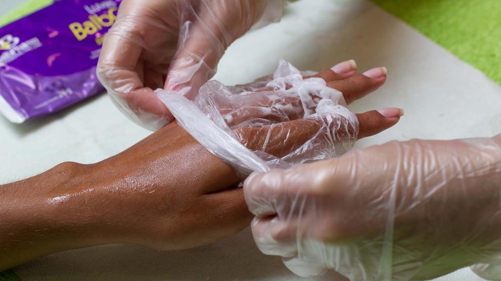 7 MANICURE Weź pierwszą dłoń i delikatnie zdejmij foliową rękawice jednocześnie ściągając nadmiar emulsji. Następnie rozpocznij wykonywanie masażu.