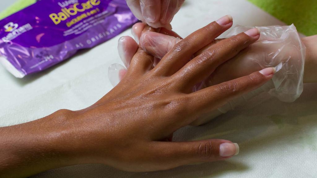 8 MANICURE Korzystając z wacika przemyj acetonem płytkę paznokcia wtedy uaktywni się unikalny polimer (primer) opracowany przez