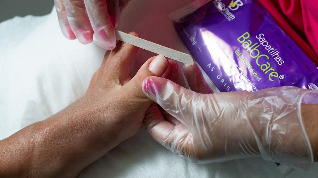 1 PEDICURE Zmyj lakier z paznokci, spiłuj