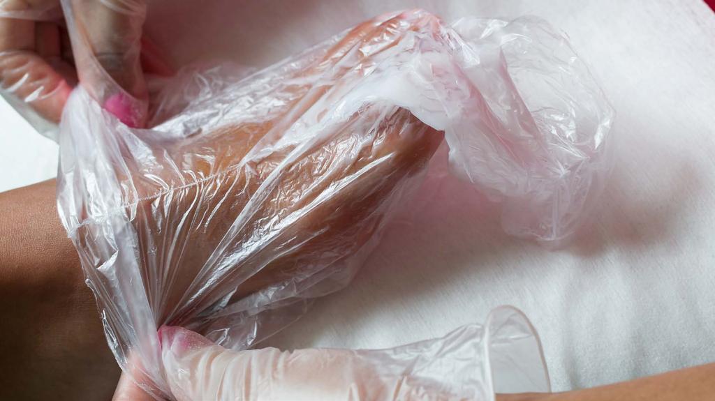 2 PEDICURE Włóż skarpetę na stopę i upewnij się, że paznokcie i skórki pokryte są emulsją znajdującą się w