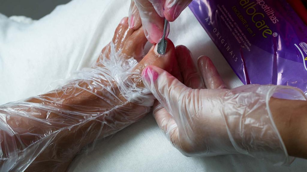 5 PEDICURE Radełkiem lub nożyczkami rozetnij folię przy palcach, odsłoń palce i zacznij wykonywać pedicure (wytnij skórki etc.).