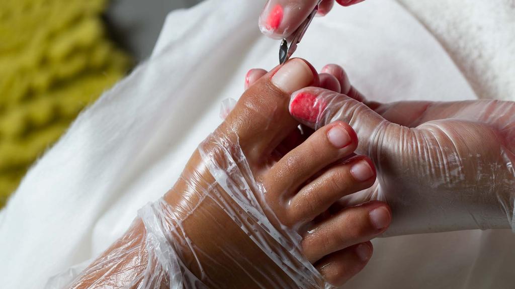6 PEDICURE Po skończeniu pierwszej stopy, odłóż ją zostawiając skarpety na stopach dzięki temu skóra stóp zostanie odżywiona i nawilżona.