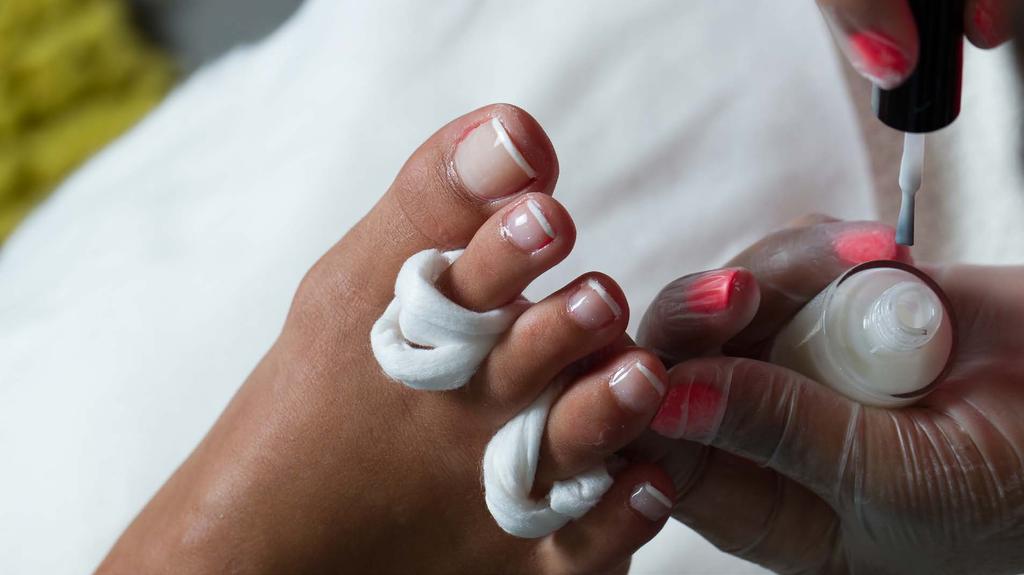 9 PEDICURE Na koniec użyj zwykłego lakieru do paznokci lub dowolnego lakieru