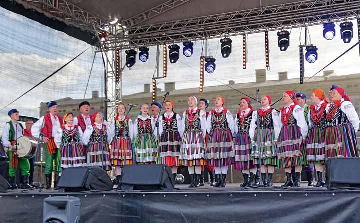 KULTURA Dzień Matki w Ciebłowicach Z okazji Dnia Matki, 26 maja Świetlica Wiejska w Ciebłowicach Dużych zaprosiła przedstawicielki firmy Oriflame.
