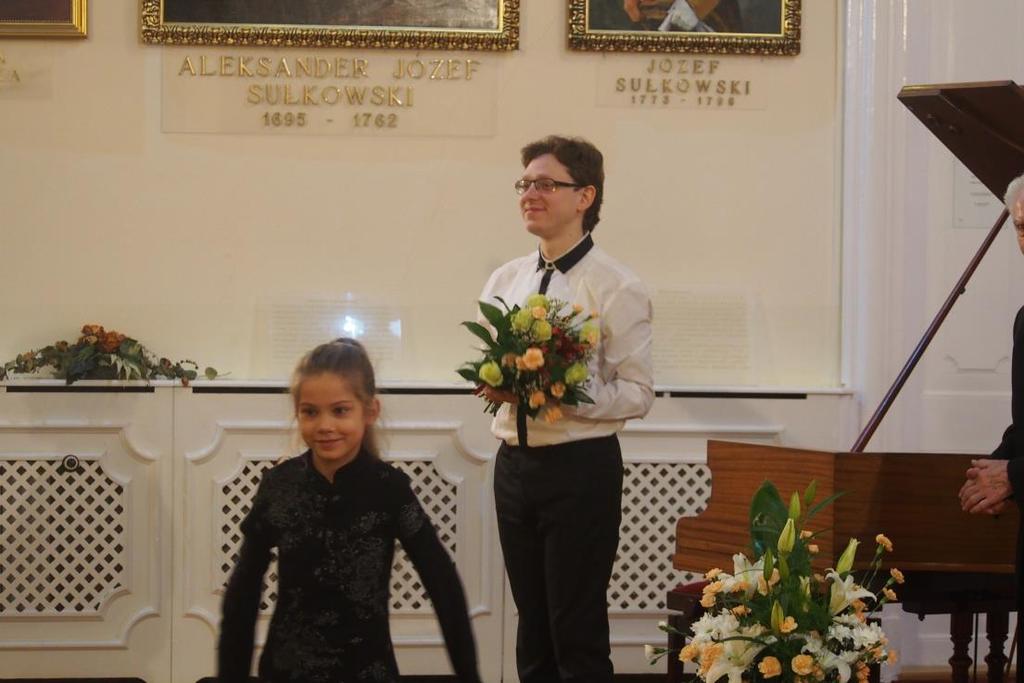 Koncert prowadził wicedyrektor szkoły ds. artystycznych Tadeusz Melka, który jako wiolonczelista-pedagog wielokrotnie przywoził do Włoszakowic swoich uczniów na konkursy polonezów.