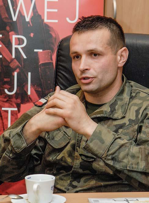 peryskop JAROSŁAW WIŚNIEWSKI (2) MJR REZ. PIOTR TARNAWSKI Prezes Stowarzyszenia Krav Maga Polska, współautor programów walki w bliskim kontakcie KPT.