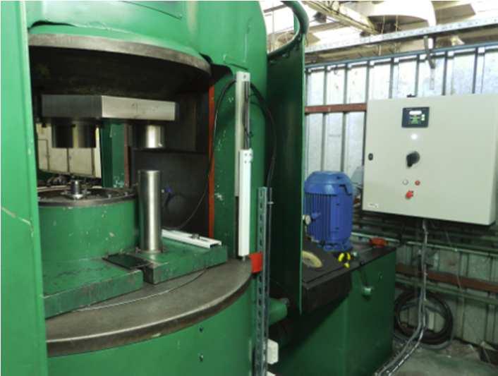 Scheme of KOBO extrusion test apparatus: (1) container, (2) extruded material, (3) bilateral rotated punch, (4) counterpunch a) b) Rys. 4.