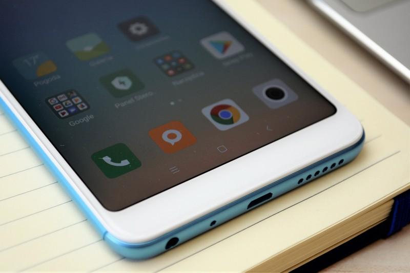 Podobnie jak w innych smartfonach Xiaomi, w ustawieniach możemy dostosować temperaturę kolorów oraz parametry kontrastu.