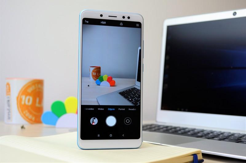 Aparat Redmi Note 5 został wyposażony w główny podwójny aparat 12 MP o rozmiarze pojedynczego piksela 1,4 μm + 5MP. Aparat wykorzystuje technologię Dual Pixel.