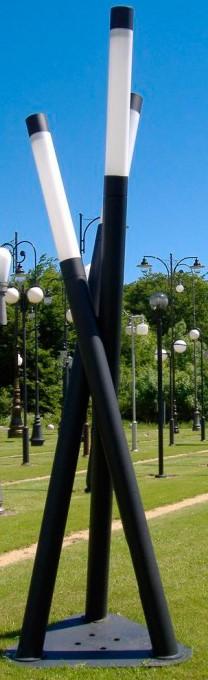 Pokazaną na pierwszym planie rysunku latarnię można zaprojektować na terenie towarzyszącym drodze szybkiego ruchu. miejskiego parku leśnego.