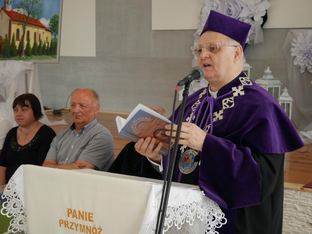 Ks. Marian Duda prezentuje najnowszą książkę poświęconą chorońskiej parafii Na zakończenie wszystkich uroczystości