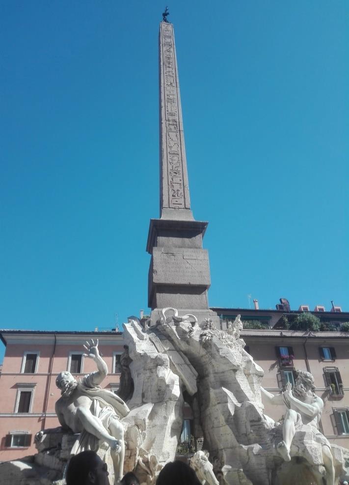 -Plac Wenecki zbudowany dla uczczenia zjednoczenia Włoch -Piazza di Spagna nawiązującej do barki przyniesionej przez wody Tybru podczas wylewu rzeki-piazza Navona fontannę wokół egipskiego obelisku z