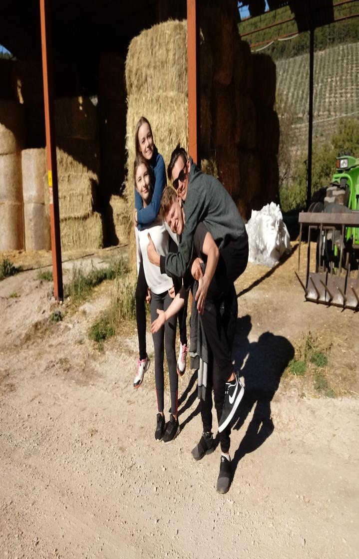 Uczniowie technikum agrobiznesu -3 dziewcząt i 8 chłopców odbywali staże w gospodarstwie