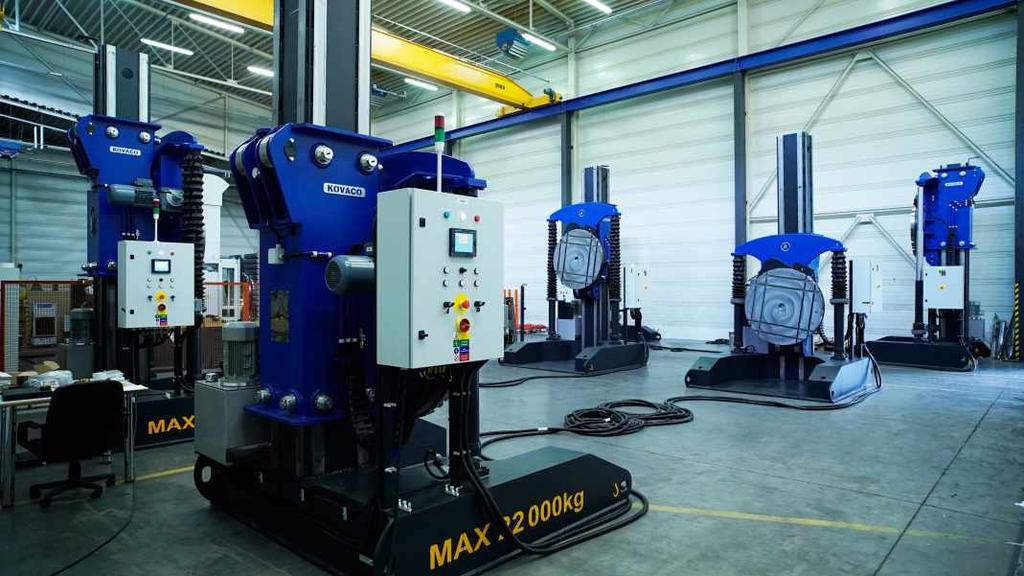 Zakład produkcyjny KOVACO jest wyposażony w całą gamę maszyn CNC do cięcia laserem blachy, metalu, toczenia i frezowania.