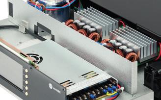 Centrala dźwiękowego systemu ostrzegawczego jest wyposażona w dwa niezależne wzmacniacze klasy D o mocy 160 W lub 320 W, które dystrybuują sygnały 100 voltowe do 4 lub 8 linii głośnikowych.