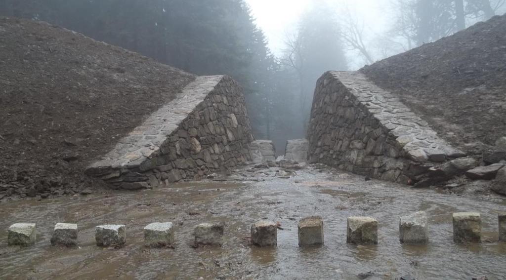 Dobrą praktyką jest przelew szczelinowy sięgający aż do dna cieku, zachowujący