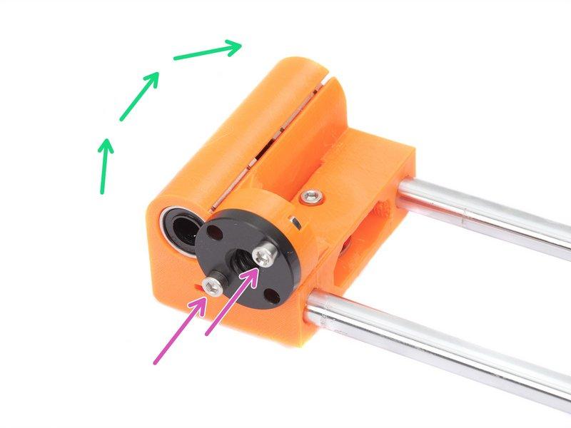 Step 6 Oś X: nakrętki trapezowe (część 2) Ostrożnie obróć oś X na drugą stronę. Umieść nakrętki trapezowe w obu uchwytach osi X.